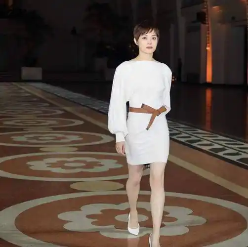 原创孙俪气质出众身穿黑色连体裤配红色高跟鞋自信中满满的女人味