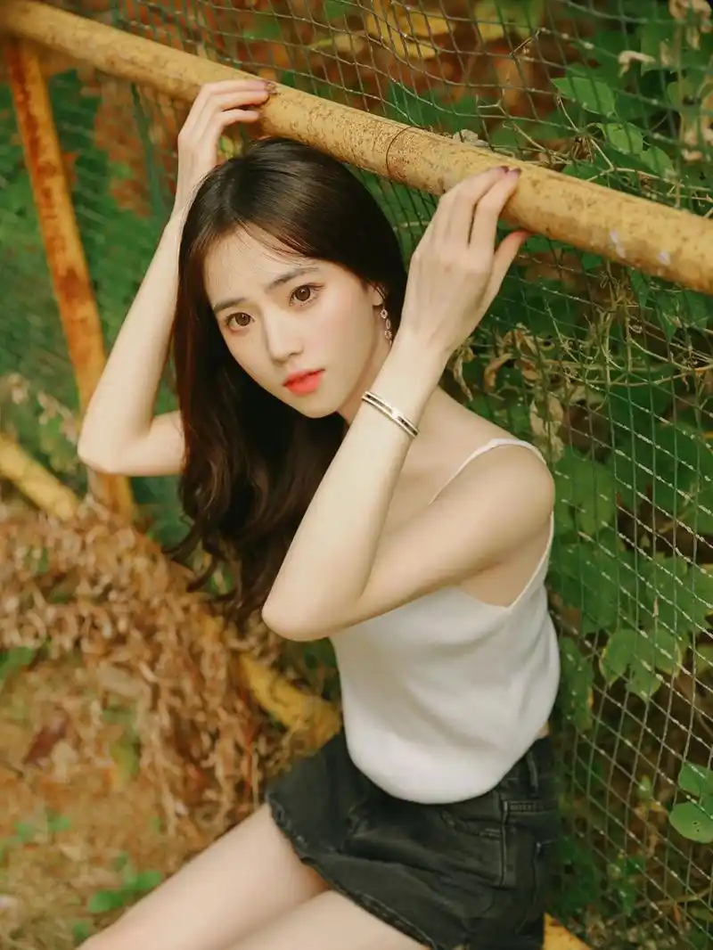 好喜欢皮肤白身材好的美女,白色吊带背心搭配短裤,清纯漂亮