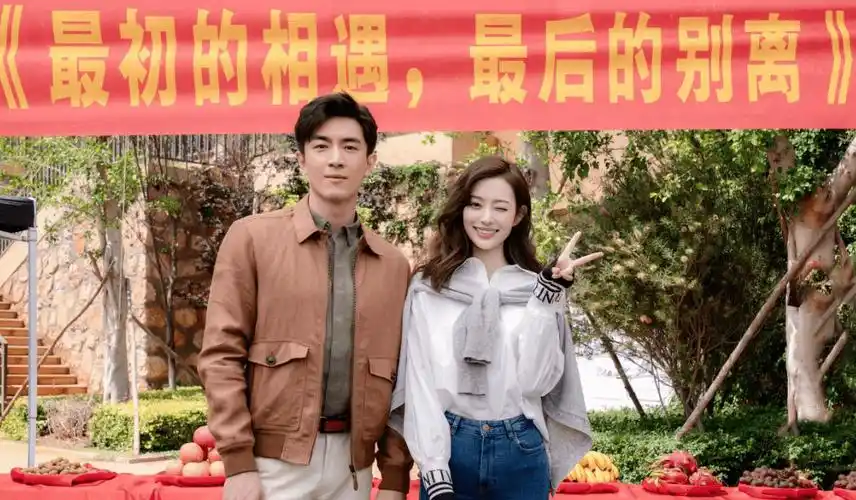 冯绍峰和林更新前女友聚餐,贴耳私语撒娇打闹,出酒店分开走_盖玥希