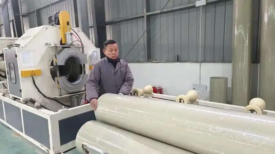 工人正在进行塑料制品加工