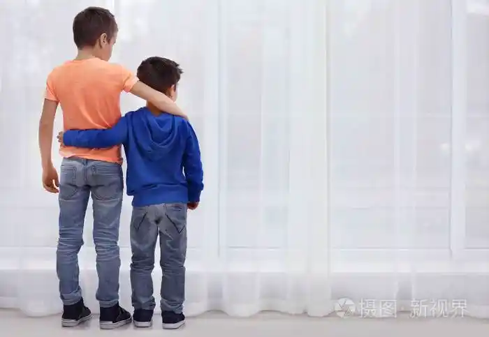 小兄弟站在一起