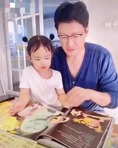 于震在别墅区跳舞院子大得像公园还能开辟菜园回应不是自己家