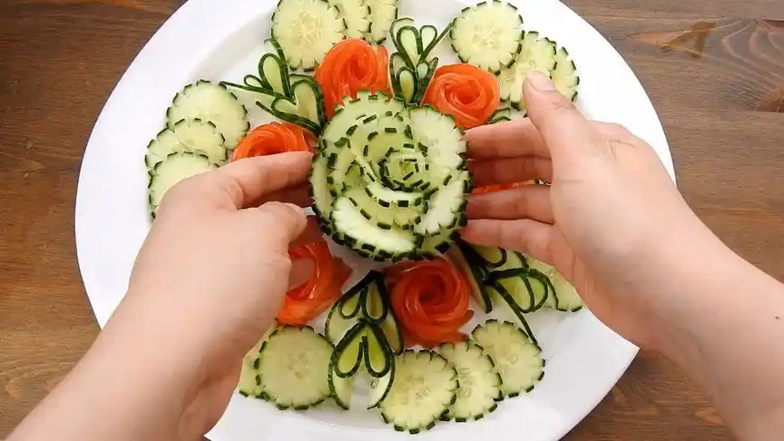 当黄瓜遇上西红柿,一个漂亮的水果拼盘就出来啦