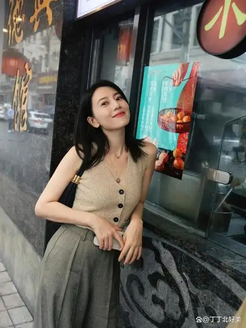 高圆圆把简约风穿火了!背心 高腰阔腿裤,高级时髦又洋气