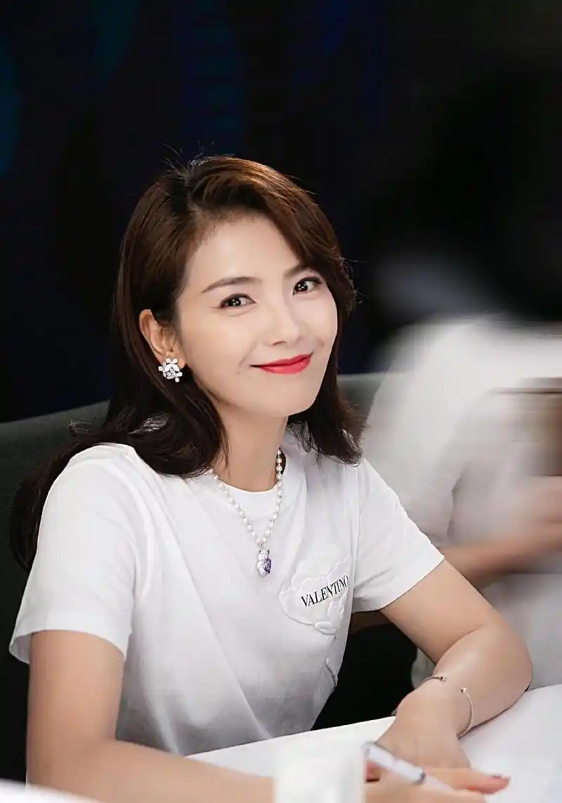 刘涛直播工作照,不经意间被治愈笑容填满