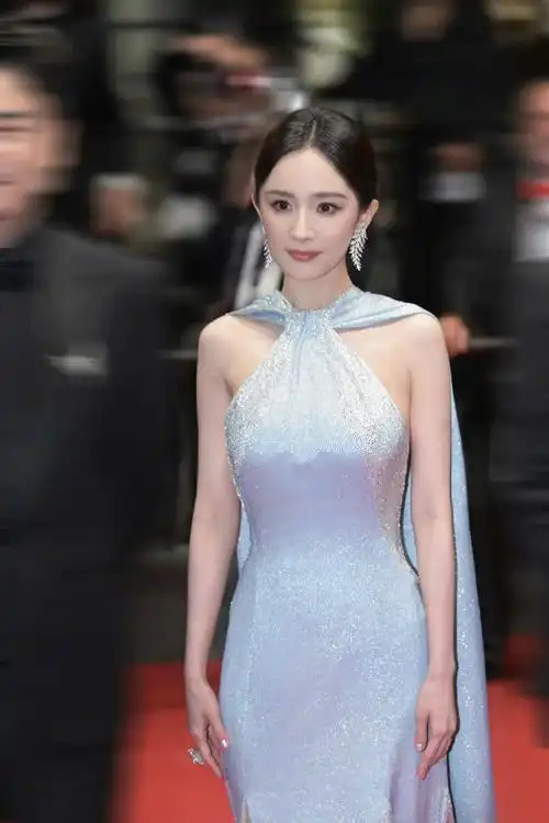 杨幂戛纳水蓝色长裙造型