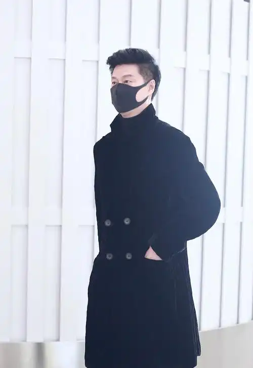 帅气!范冰冰爸爸范涛身材高大星味足 机场大秀模特步堪比男模