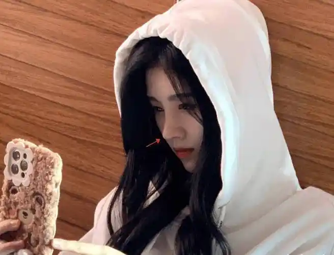 再看看鞠婧祎其他的照片,感觉侧面看和正面看她的鼻子简直就是两个