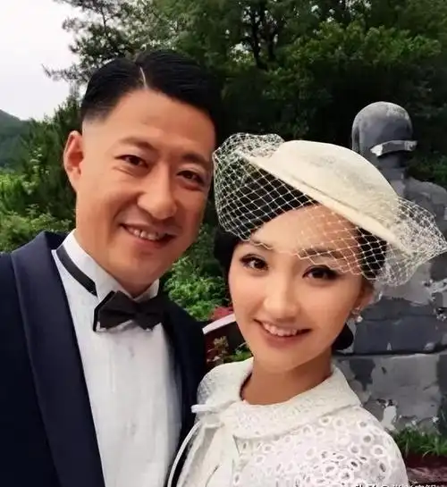 演员于震:二婚娶小13岁娇妻,连生三胎,如今一家五口其乐融融