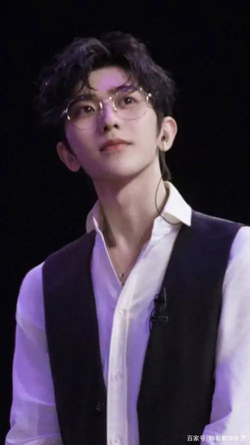 你见过明星们戴眼镜的样子吗?王一博帅气,tfboys很青春!