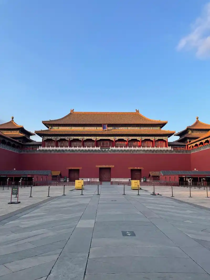 始建于明朝永乐十八年,位于紫禁城中轴线上,午门从正面看只有三个