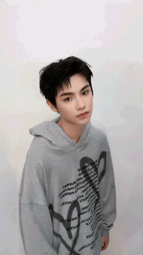 黄明昊剪短发了##黄明昊invitation手势舞