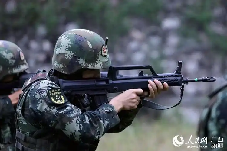 参赛官兵正在进行步枪快速射击.武警贵港支队供图