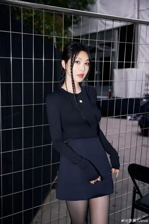 李菲儿黑色紧身衣配黑丝,身材好惊艳!