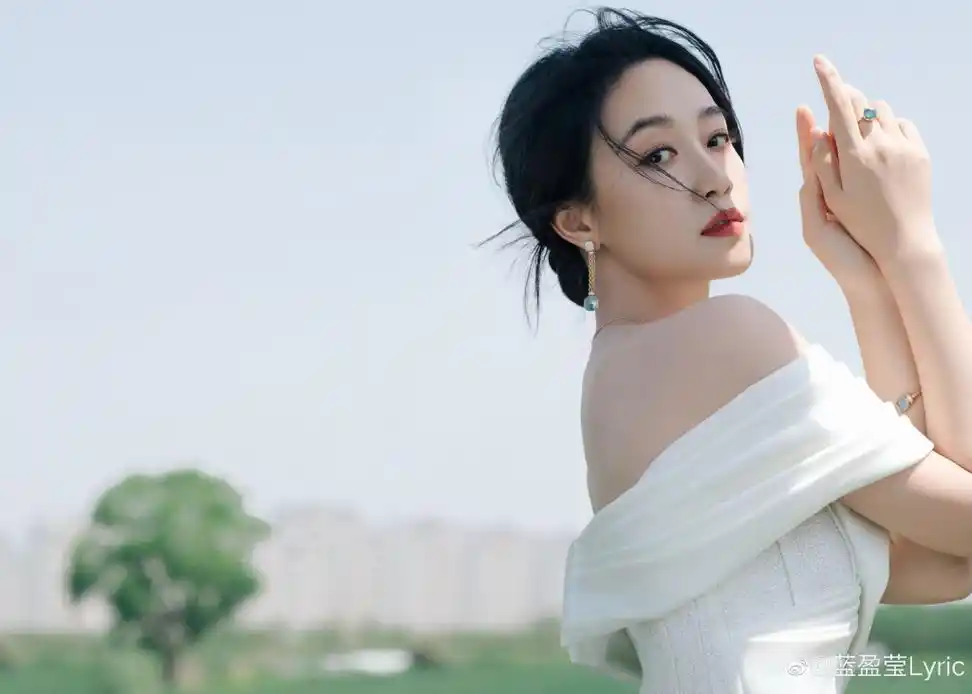 蓝盈莹春日写真,高贵优雅