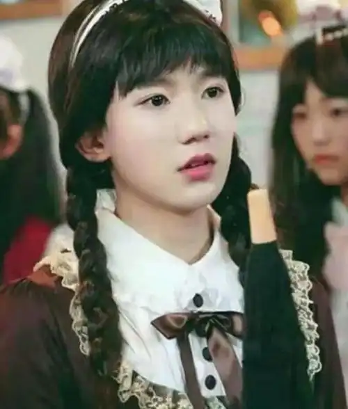 我们的少年时代》中,王源戴的则是双麻花辫的假发,身穿咖啡色的洛丽塔