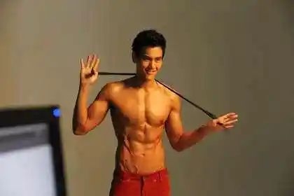 健身男神彭于晏,一双迷人电眼,性感的8块腹肌,吸引千万女粉丝