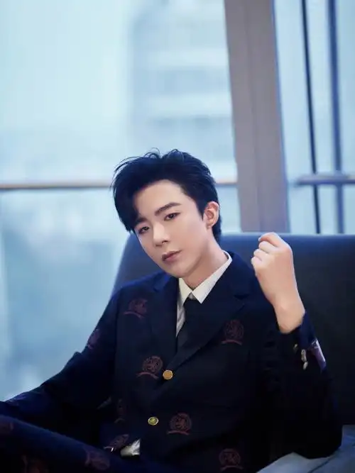 189cm刘宇宁穿印花黑色西装满屏的大长腿