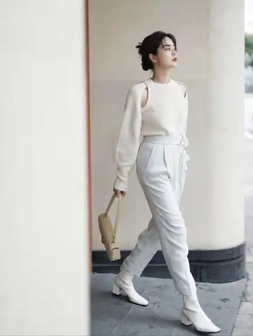 米色鞋子搭配什么颜色裤子和衣服,男士米色鞋子配什么颜色裤子(米白色