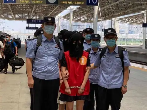 青岛公安破获特大电信网络诈骗案121名涉案人员今被押解回青