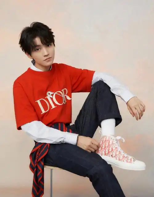 王俊凯身穿红色上衣搭配牛仔裤脚踩帆布鞋清新朗逸的少年范