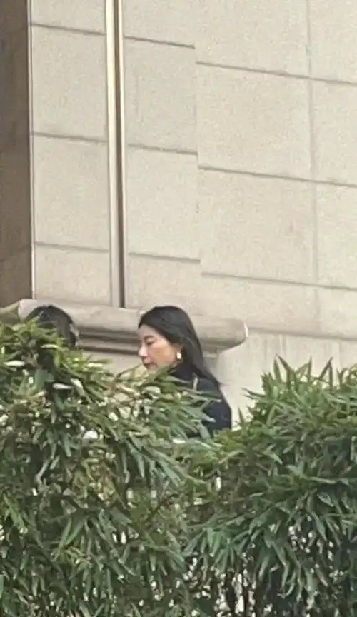 朱玲玲儿媳郭晶晶大冷天一身单薄出现在街头拎名包太像阔太了