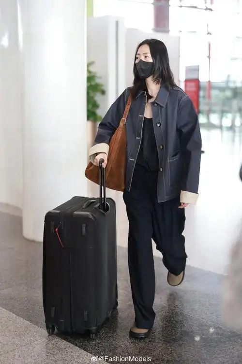 表姐#刘雯#今晨现身机场,出发前往上海出席活动.