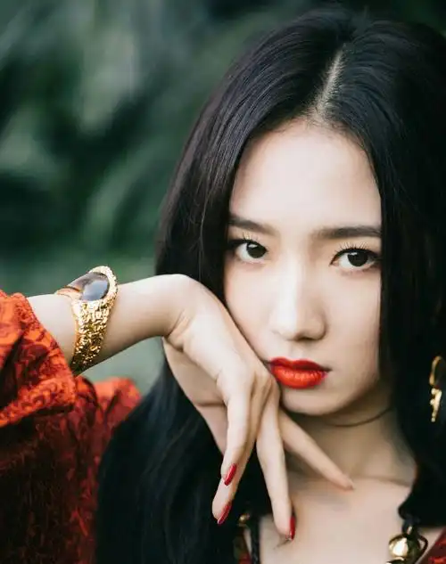 火箭少女101孟美岐写真美图__财经头条