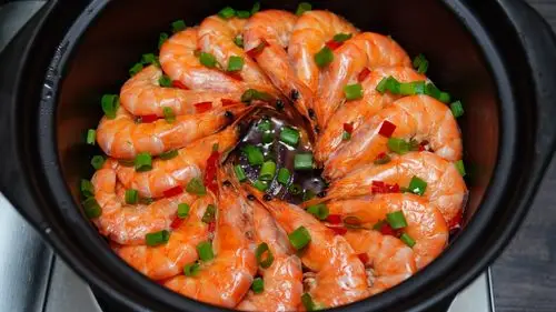 大虾怎么做更鲜嫩?不加一滴水,5分钟焖出一锅鲜,香到舔手指