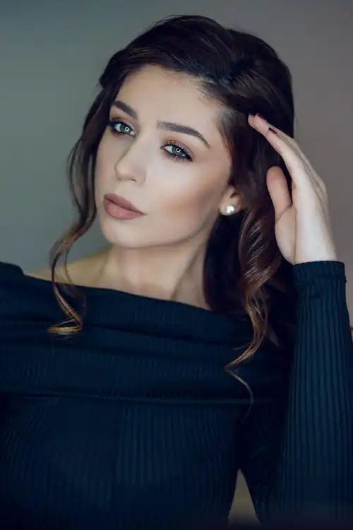 一名女子倚在铁丝网上的特写镜头