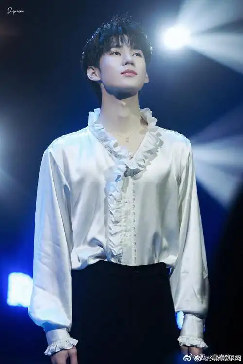 重现提裤子的经典场面96不得不说,张真源长大后有偶像包袱了哈哈哈