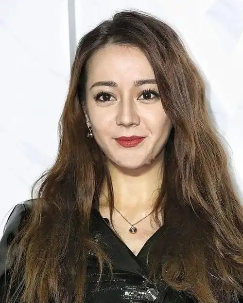 但也有小部分女明星翻车,比如迪丽热巴,生图皮肤较为粗糙,法令纹,细纹