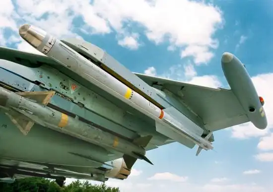 性能强悍!歼20御用霹雳-10格斗导弹首次露面