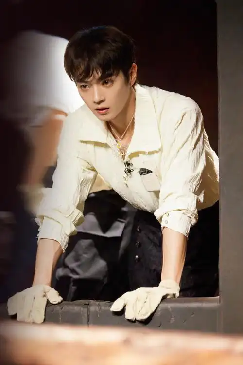 许凯蓝色拼接大衣白衬衫造型