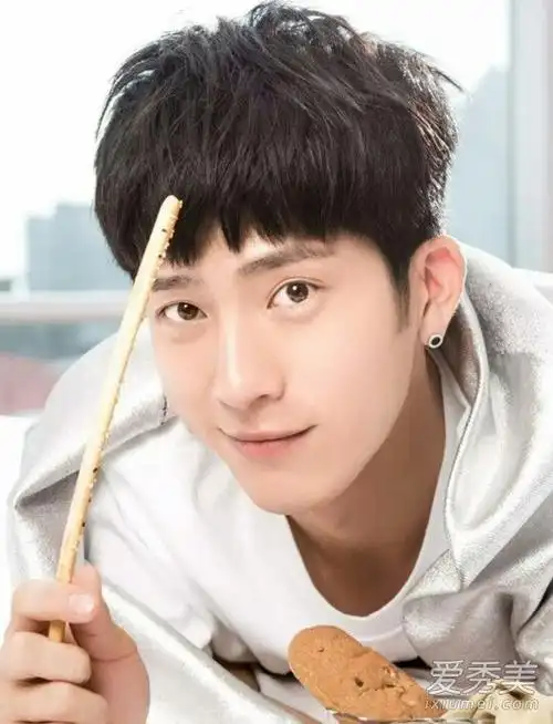 李易峰李易峰算是娱乐圈比较出名的圆脸帅哥,很符合中国古典帅哥的