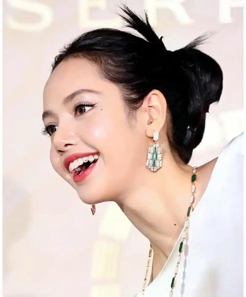 lisa超爱的牙饰啊!lisa虎牙上小小一颗爱心牙钻造型真的 - 抖音