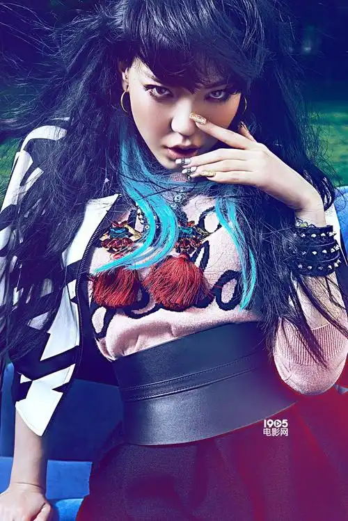 吴莫愁受邀拍摄《时装l'officiel》大片,此次拍摄将吴莫愁歌手