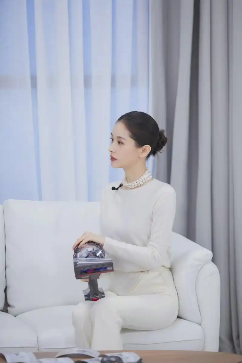 王子文身材比例真好,一身白色造型配丸子头,干净温柔又显气质