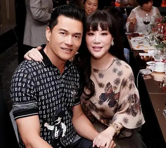 回顾吕良伟:三婚娶贵州富婆杨小娟,47岁生一子,如今他还好吗?