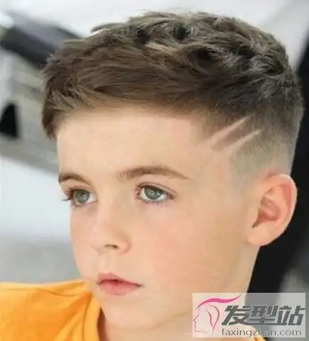 酷酷的儿童发型剃鬓角短发吸睛帅气