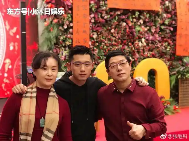 景甜罕见曝全家福,妈妈被赞颜值高,然却不及张继科妈妈风韵犹存