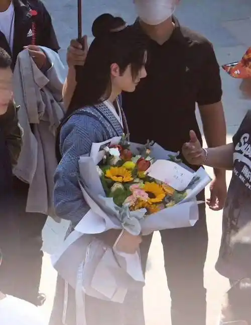 王一博晒照庆祝《有翡》杀青,青山绿水间晒出帅气背影_赵丽颖_小说