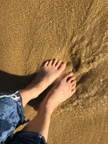 喜欢光脚踩在沙滩上!