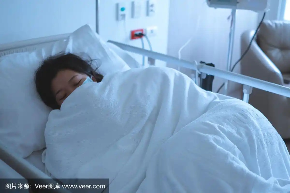 亚洲女性病人睡在医院的床上,以恢复疾病,保健和医疗的概念-形象