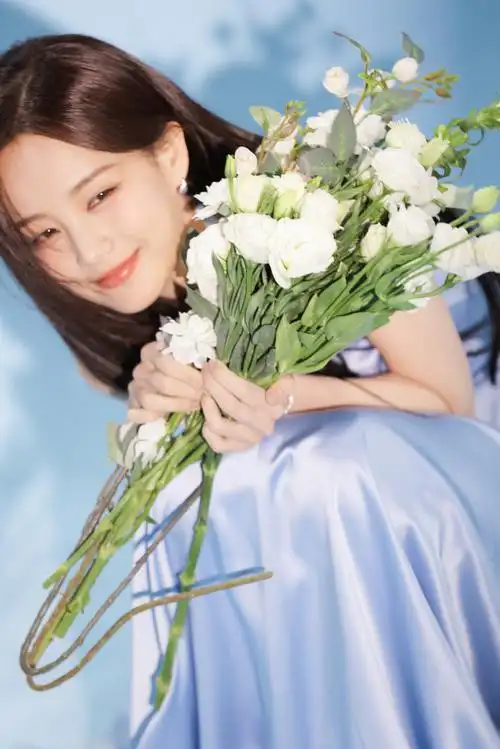 李一桐丝绸蓝裙