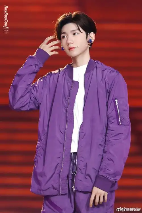 王源紫色套装造型青春有活力!小源的笑容太治愈了!