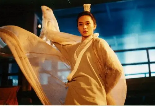 梅艳芳的美有一种无形的吸引力,你会感觉她浑身散发着不可抵挡的魅力