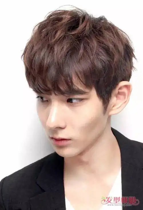 小脸男生纹理烫发染棕头发颜色男生纹理烫的帅酷造型,直接把鬓角部分