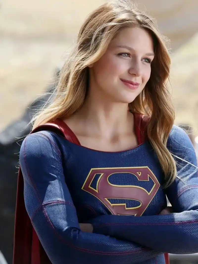 第一代最经典,还原漫画 第二代是cw剧集,属于dc的电视剧宇宙,也就是