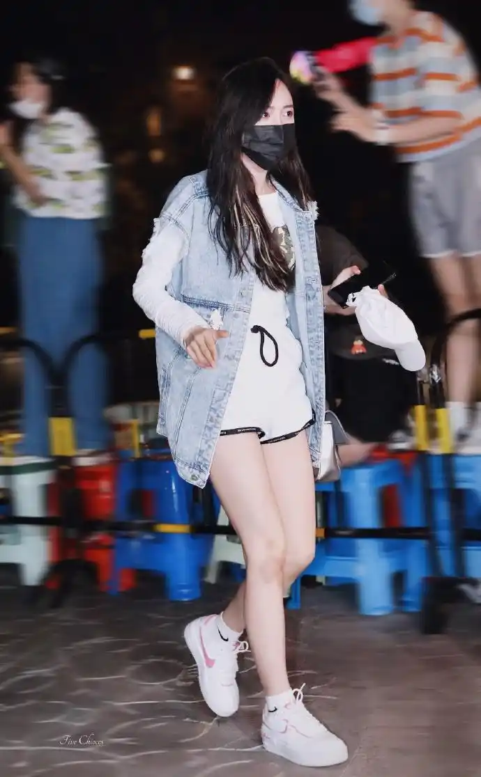 组图:吴宣仪牛仔马甲搭短裤秀美腿 踩运动鞋步伐轻盈活力足
